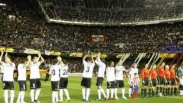 <b>GRAN PARTIDO. </b>Ambas alineaciones, justo antes del buen choque que brindaron a Mestalla en la ida de los cuartos de final de la Europa League.