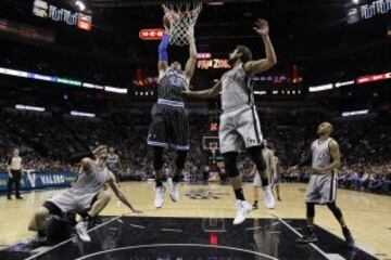 Tobias Harris tira ante Marco Belinelli.