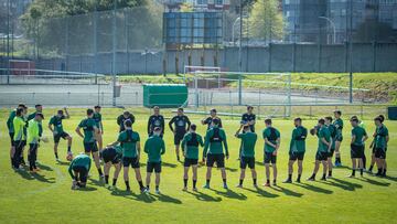 La plantilla del Racing de Ferrol, durante un entrenamiento.