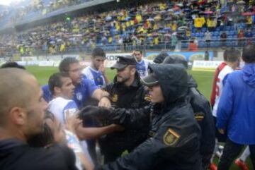 Los jugadores del Hércules protestan la decisión de Sánchez Laso tras pitar un penalti dudoso contra los alicantinos. 