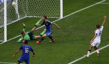 El ¨¢rbitro Nicola Rizzoli anul¨® a Gonz¨¢ Higua¨ªn este gol por fuera de juego.