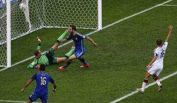 El árbitro Nicola Rizzoli  anuló a Gonzá Higuaín este gol por fuera de juego.