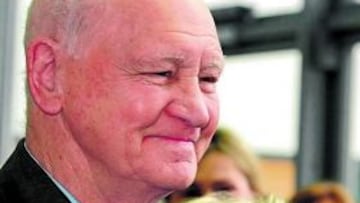 <b>PESAR. </b>La afición del Newcastle homenajeó a Bobby Robson, en el centro junto a un joven Ronaldo.