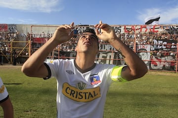 Esteban Paredes cumple 37 años de edad. En su carrera profesional ha jugado en Santiago Morning, Puerto Montt, Pachuca Junior de México, Cobreloa, Colo Colo, Atlante y Querétaro de Mexico. En la selección chilena participa regularmente desde 2006.