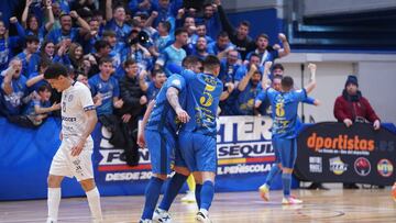Los jugadores del Peñíscola celebran uno de los goles del partido en el partido de cuartos de final de Copa del Rey.