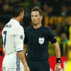 Clattenburg desvela sus vivencias arbitrando a Cristiano, Messi, Luis Suárez…