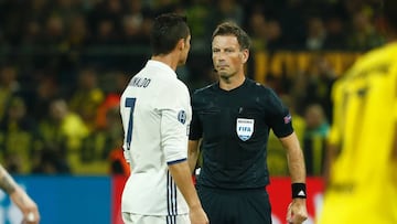 Cristiano Ronaldo habla con  Mark Clattenburg en un partido de Champions entre el Borussia Dortmund y Real Madrod en 2016