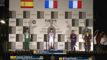 La FIA pone a Vidales en el podio la bandera de Carlos III