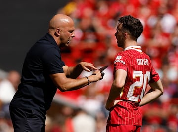 Arne Slot da instrucciones a Jota durante un amistoso de pretemporada ante el Sevilla.