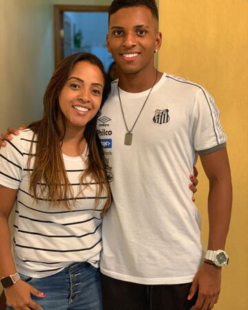 Rodrygo Goes junto a su madre Denise.