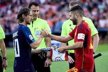 Los capitanes Jordi Alba y Modric en el tradicional intercambio de banderines.