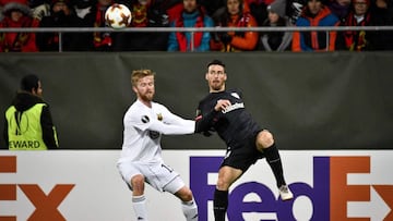 El delantero Aduriz disputando un bal&oacute;n durante un partido de la Europa League.