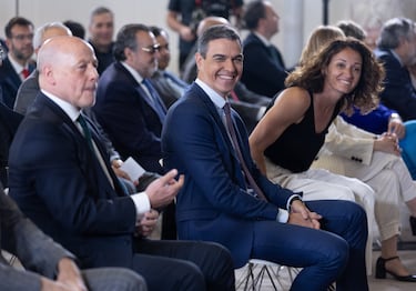 El exjugador de baloncesto Juan Antonio Corbalán; el presidente del Gobierno, Pedro Sánchez; y la baloncestista Laia Palau; durante el acto de entrega de la Placa de Oro de la Real Orden del Mérito Deportivo a la selección española de baloncesto 1984 y la Gran Cruz de la Real Orden del Mérito Deportivo a la baloncestista Laia Palau, en el Complejo de la Moncloa, a 31 de mayo de 2024, en Madrid (España). Palau acumula un palmarés en el que, entre otras, destacan tres medallas de oro, una de plata y cuatro de bronce en el Campeonato Europeo de Baloncesto Femenino; una plata y dos bronces en el Mundial; y una plata en los Juegos Olímpicos de Río de 2016.