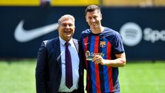 FC Barcelona's new Polish forward Robert Lewandowski (R) poses for pictures with Barcelona's Spanish President Joan Laporta during his official presentation at the Camp Nou stadium in Barcelona on August 5, 2022. (Photo by Pau BARRENA / AFP)
PUBLICADA 06/08/22 NA MA03 3COL 