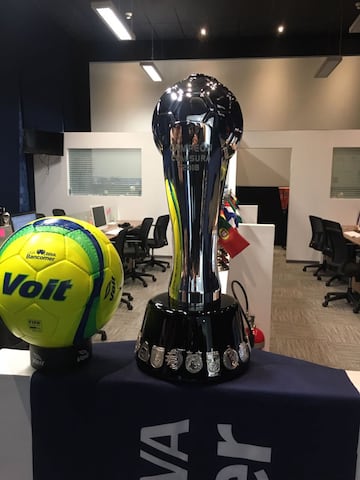 El trofeo que estará en manos de Toluca o Santos el próximo domingo visitó la redacción de As México, horas antes de que se lleve la Gran Final de ida.