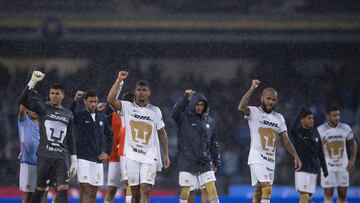 Jugadores de Pumas al término del primer tiempo en contra de Cruz Azul en el Estadio Olímpico Universitario.