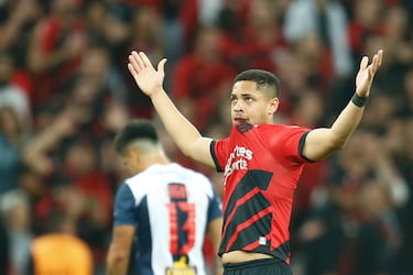 When will Vitor Roque join Barcelona?