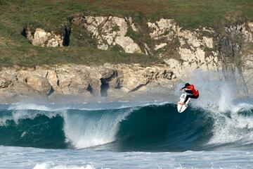 La playa coru?esa de Pant¨ªn, en Valdovi?o, acoge el Abanca Pantin Classic Galicia, donde tienen lugar las series
clasificatorias de la WSL (Liga Mundial de Surf). Es una de las pruebas cl¨¢sicas del surf espa?ol, donde surfistas
procedentes de todo el mundo, como el de la imagen, disfrutan de las olas.