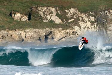 La playa coruñesa de Pantín, en Valdoviño, acoge el Abanca Pantin Classic Galicia, donde tienen lugar las series
clasificatorias de la WSL (Liga Mundial de Surf). Es una de las pruebas clásicas del surf español, donde surfistas
procedentes de todo el mundo, como el de la imagen, disfrutan de las olas.  