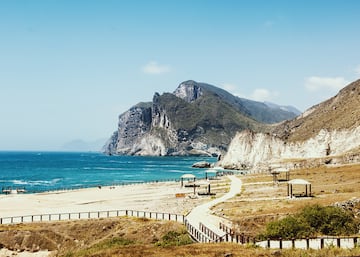 Situada cerca de Salalah, capital de la provincia de Dhofar al sur de Omán. Tiene 7 km de longitud con el océano a un lado y colinas al otro.