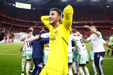 Sergio Herrera Pirón, uno de los héroes del conjunto navarro, sobre el césped de San Mamés. Fue pitado durante el encentro por perder tiempo. Además, tuvo varias intervenciones que salvaron al Osasuna.