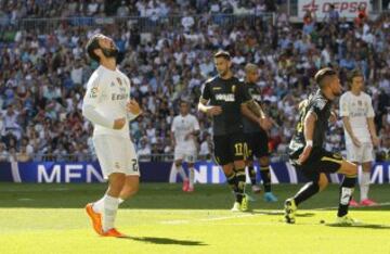 Isco se lamenta al fallar en el disparo.