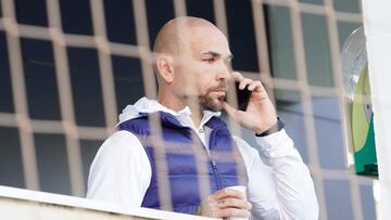 Manolo Gaspar, siguiendo un entrenamiento del Málaga.