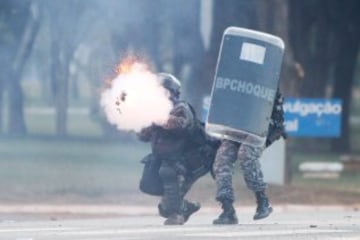 Los pueblos nativos de diferentes tribus de Brasil protestaron contra la política indígena del gobierno y de los costes de la Copa del Mundo de 2014. Los cuerpos de seguridad lanzaron gases lacrimógenos para evitar que los manifestantes se acercaran al estadio Mane Garrincha de Brasilia donde se exhibía la Copa del Mundo. 