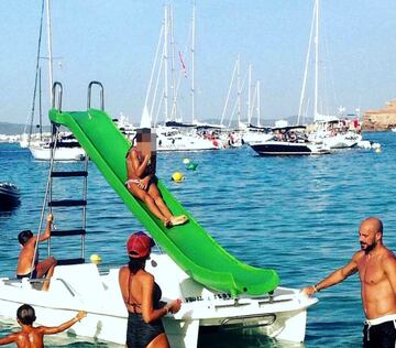 Pepe Reina y su familia son asiduos de las playas de Ibiza en las vacaciones estivales. Allí coinciden con otros futbolistas españoles.