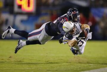 El runningback Danny Woodhead (39) de San Diego Chargers ante Danieal Manning (Houston Texans).