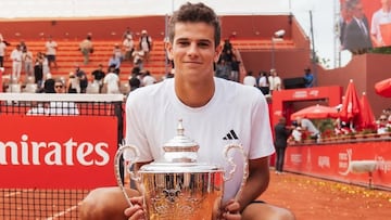 Rafa Jódar, con el trofeo de campeón en Marrakech.