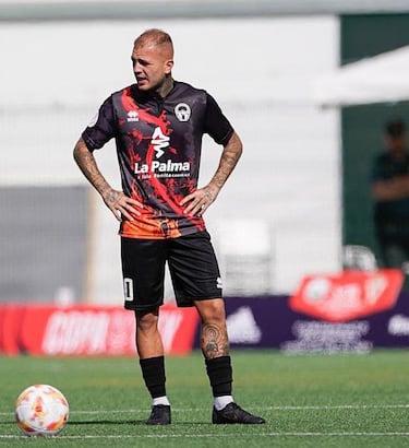 Agoney, el pirata blanco que se quedó en tierra