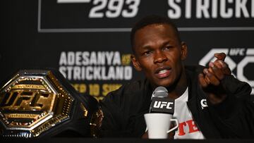 El campeón del peso medio Israel Adesanya en la rueda de prensa previa al UFC 293 en Sídney, Australia.