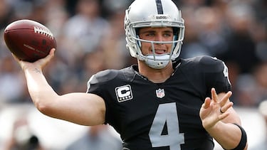 Los Raiders confían en la juventud de Carr para conseguir grandes cosas en la NFL. Con 1,378 pases completos y 14 mil 690 yardas lanzadas en cuatro años, Oakland decidió extender el contrato de Derek hasta 2023 por $125 millones de dólares, aunque únicamente $8 mdd de ellos serán seguros por temporada.