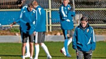 <b>ALTERNATIVAS EN EL VESTUARIO. </b>Marcelino, pensativo durante la sesión de trabajo del domingo, con los jugadores al fondo.