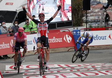 Tim Wellens celebra la victoria de etapa.   