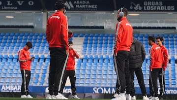 30-11-25. JUGADORES DEL SPORTING ANTES DE COMENZAR EL PARTIDO EN MENDIZORROZA FRENTE AL MIRANDÉS.