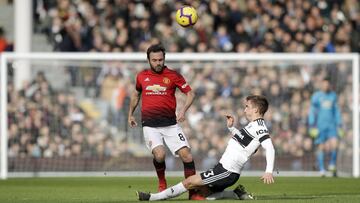 Manchester United&#039;s Juan Mata, left, duels for the ball with Fulham&#039;s Tim Ream during the English Premier League soccer match between Fulham and Manchester United at Craven Cottage stadium in London, Saturday, Feb. 9, 2019. (AP Photo/Matt Dunham