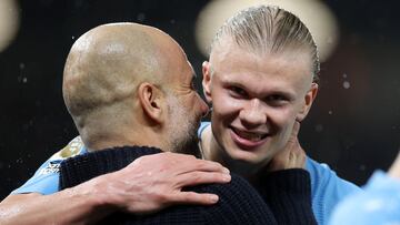 Pep Guardiola, entrenador del Manchester City, abraza a su jugador Erling Haaland.