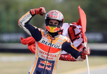 Marc Márquez celebra la victoria de carrera. 