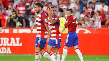 El jugador del Granada Myrto Uzuni celebra su segundo gol en el partido de LaLiga SmartBank ante el Mirand¨¦s.
