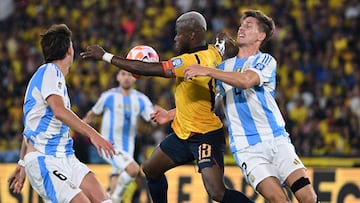 Ecuador's forward #13 Enner Valencia and Argentina's defender #02 Juan Foyth fight for the ball during the 2026 FIFA World Cup South American qualifiers football match between Ecuador and Argentina at the Monumental Banco Pichincha Stadium in Guayaquil, Ecuador on September 9, 2025. (Photo by MARCOS PIN / AFP)