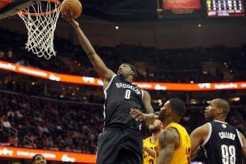 Bandejita de Andray Blatche en el Quicken Loans Arena. 