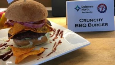 ¿Por qué está esto aquí si parece hasta pequeño? Porque no ves todos los días una hamburguesa de cerdo repleta de nachos. En Texas, por supuesto.