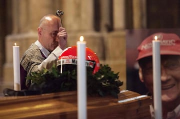 Miles personas se han acercado a la Catedral de San Esteban de Viena, lugar donde se ha instalado la capilla ardiente de Niki Lauda para darle el último adiós.