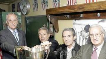 <b>ORGULLOSOS. </b>Peiró, Collar, Rivilla y Calleja posan con la Recopa que ganaron en 1962 ante la Fiorentina.