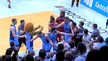 Se desquita con la mascota en surrealista riña de la ACB