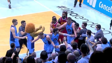 Se desquita con la mascota en surrealista riña de la ACB