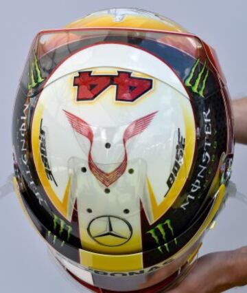 Parte superior del casco del piloto británico Lewis Hamilton de Mercedes.