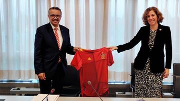 La presidenta del Consejo Superior de Deportes (CSD), Irene Lozano, junto al director general de la OMS, Tedros Adhanom, en la sede de este organismo en Ginebra.